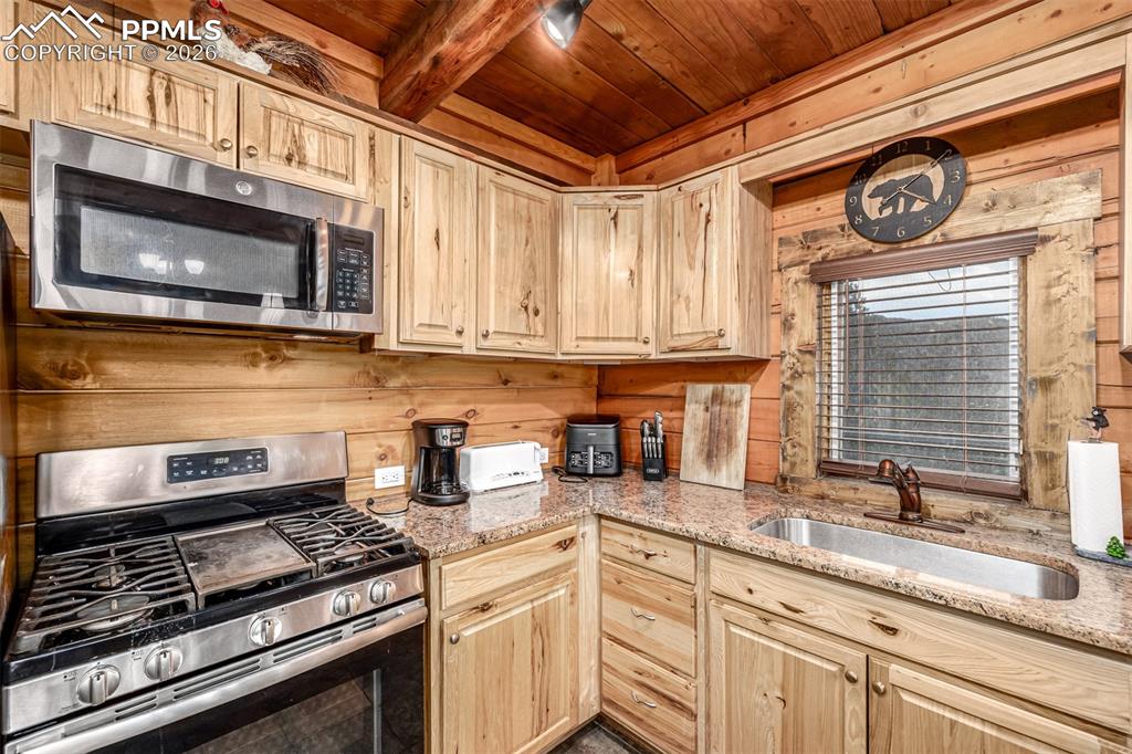 Image 17 of 35: Kitchen