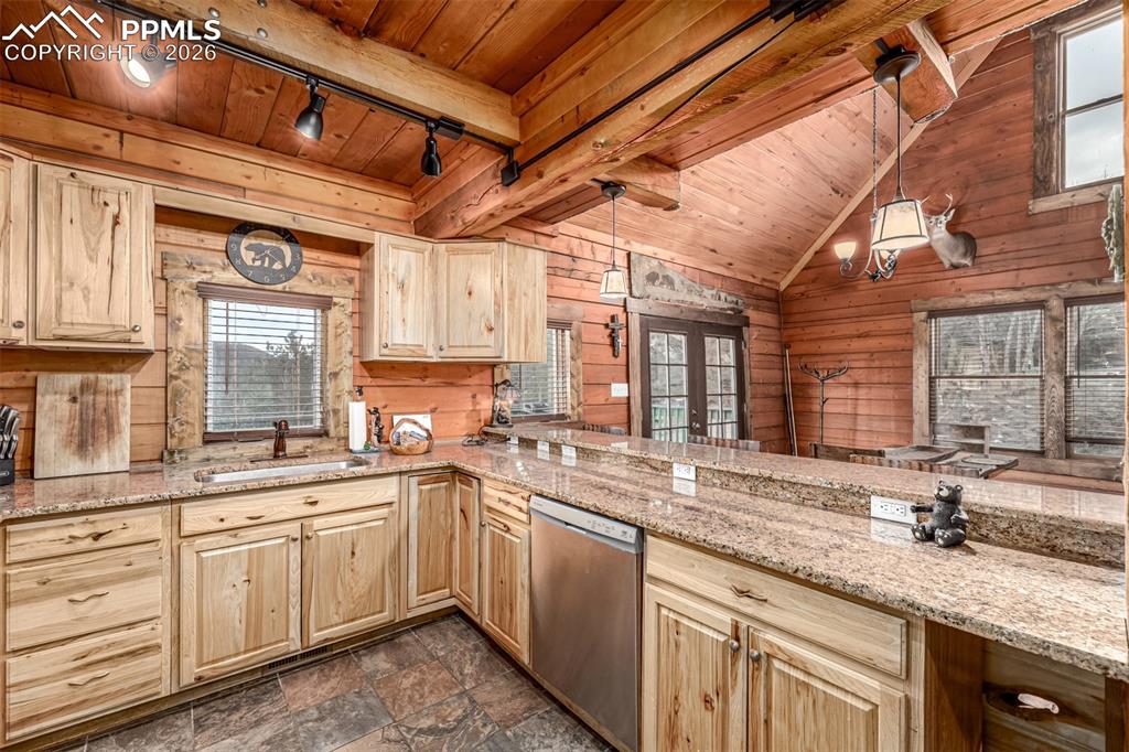 Image 18 of 35: Kitchen