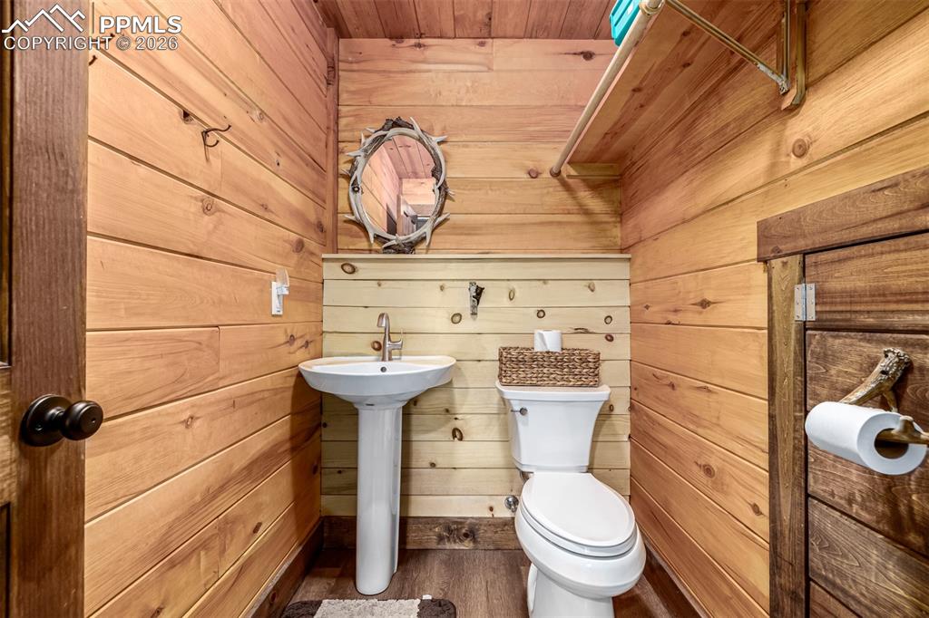 Image 25 of 35: En Suite 1/2 Bath