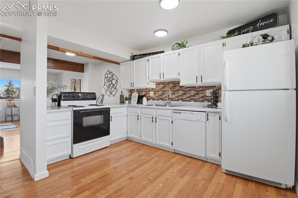 Image 11 of 29: Kitchen