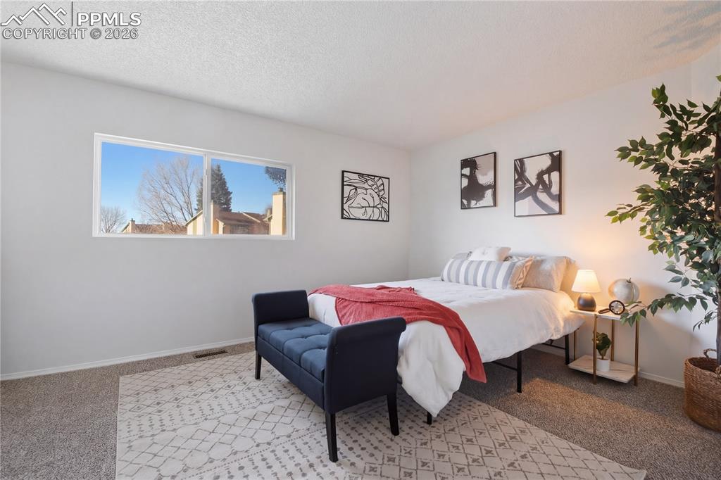 Image 18 of 29: Bedroom