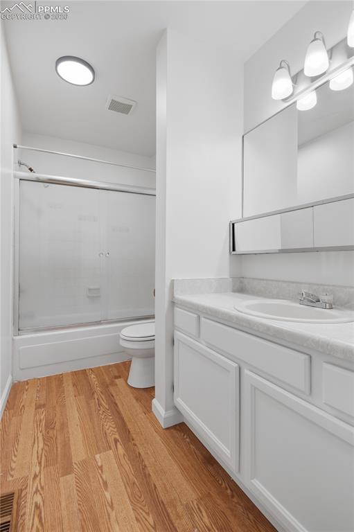 Image 21 of 29: Full bathroom on upper level between bedrooms