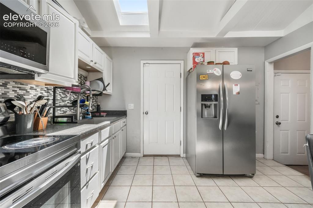 Image 10 of 50: Kitchen