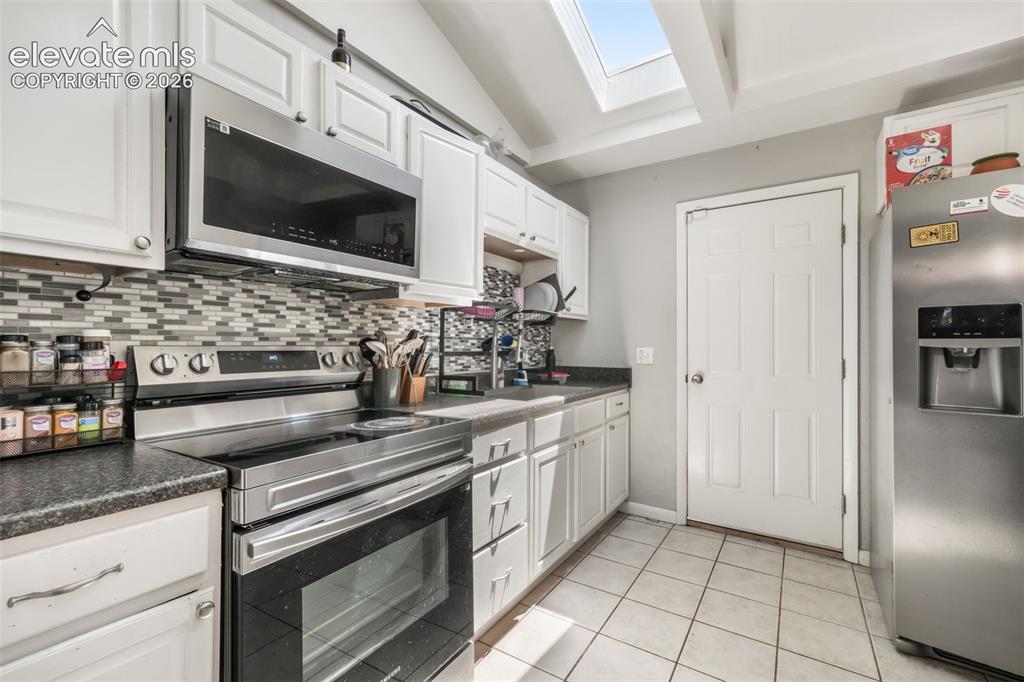 Image 11 of 50: Kitchen