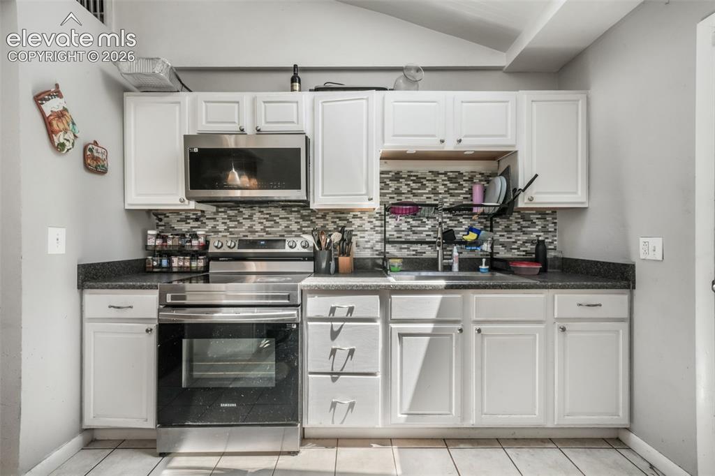 Image 12 of 50: Kitchen