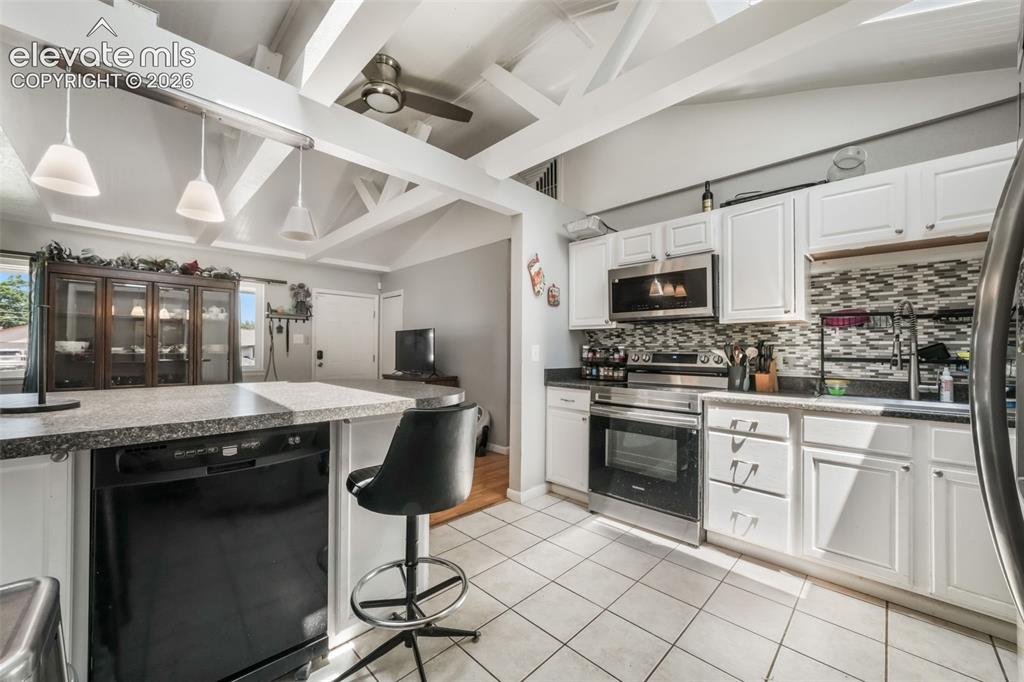 Image 14 of 50: Kitchen