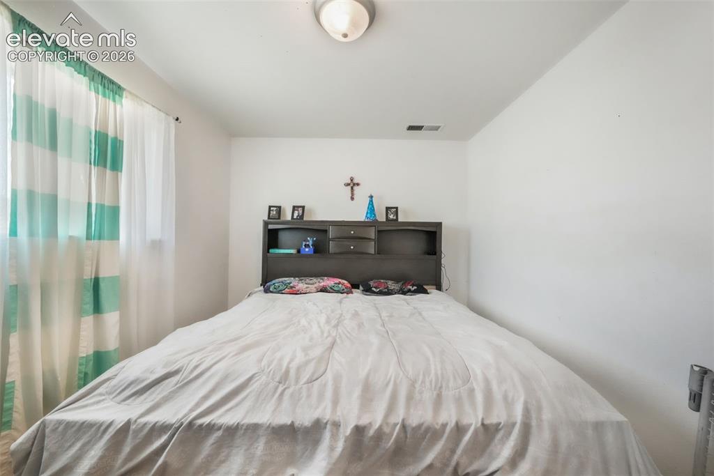 Image 16 of 50: Bedroom