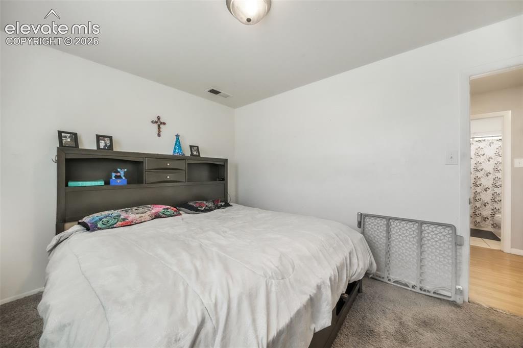 Image 17 of 50: Bedroom