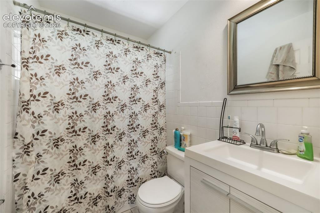 Image 18 of 50: Bathroom