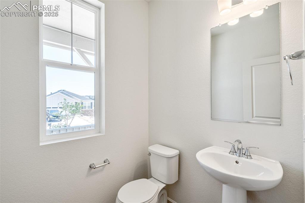 Image 19 of 36: Bathroom