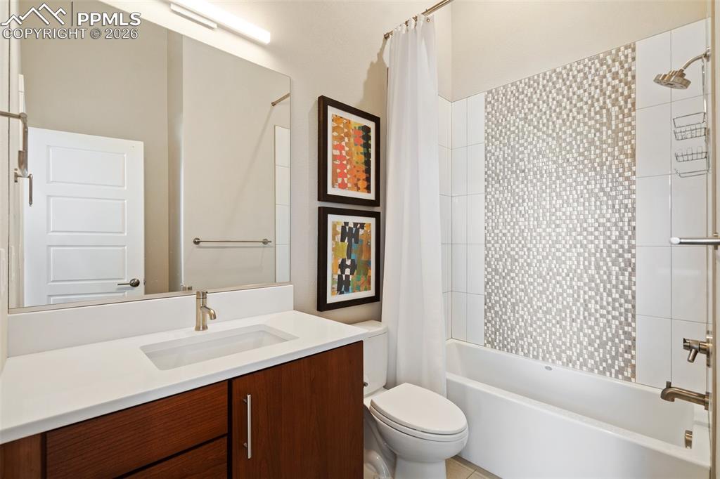 Image 16 of 47: Bathroom