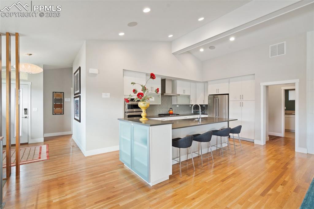 Image 18 of 47: Kitchen