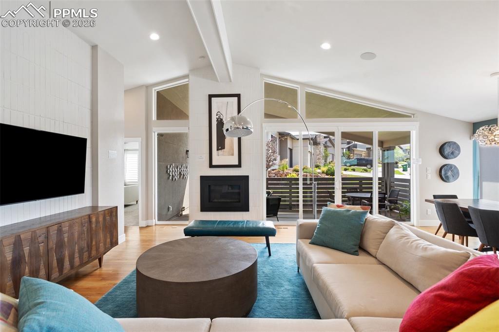 Image 25 of 47: Living Room