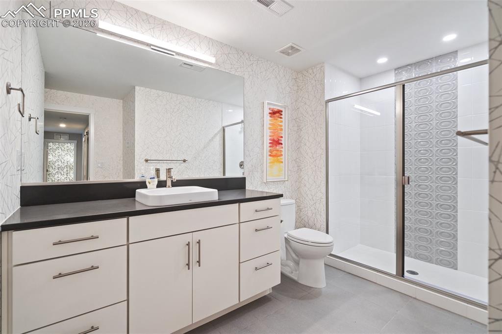 Image 41 of 47: Bathroom