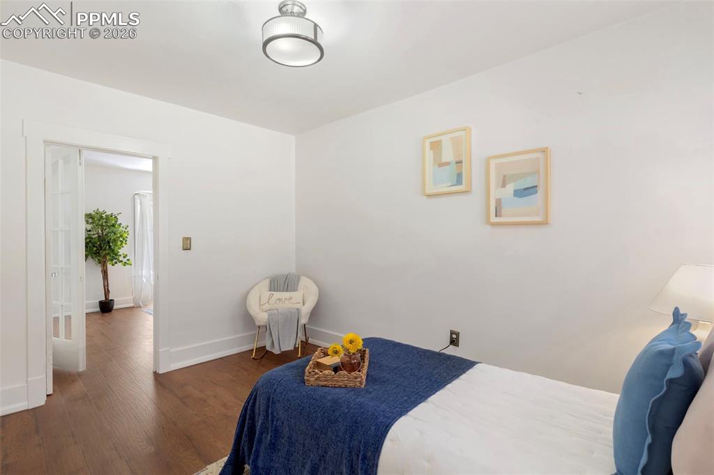 Image 18 of 45: Bedroom