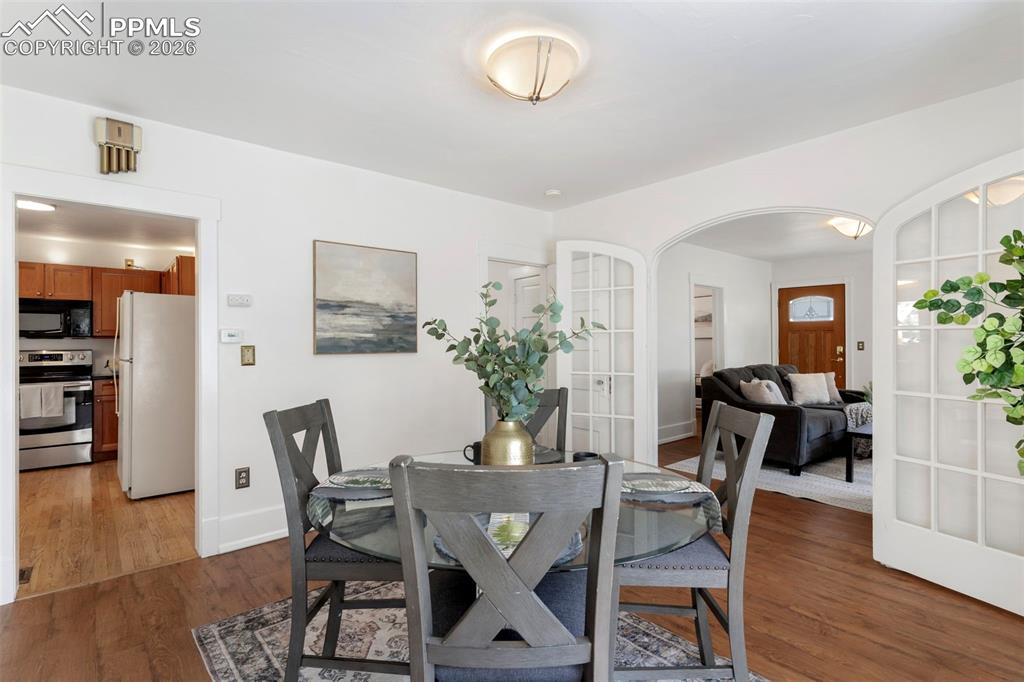 Image 19 of 45: Dining Area