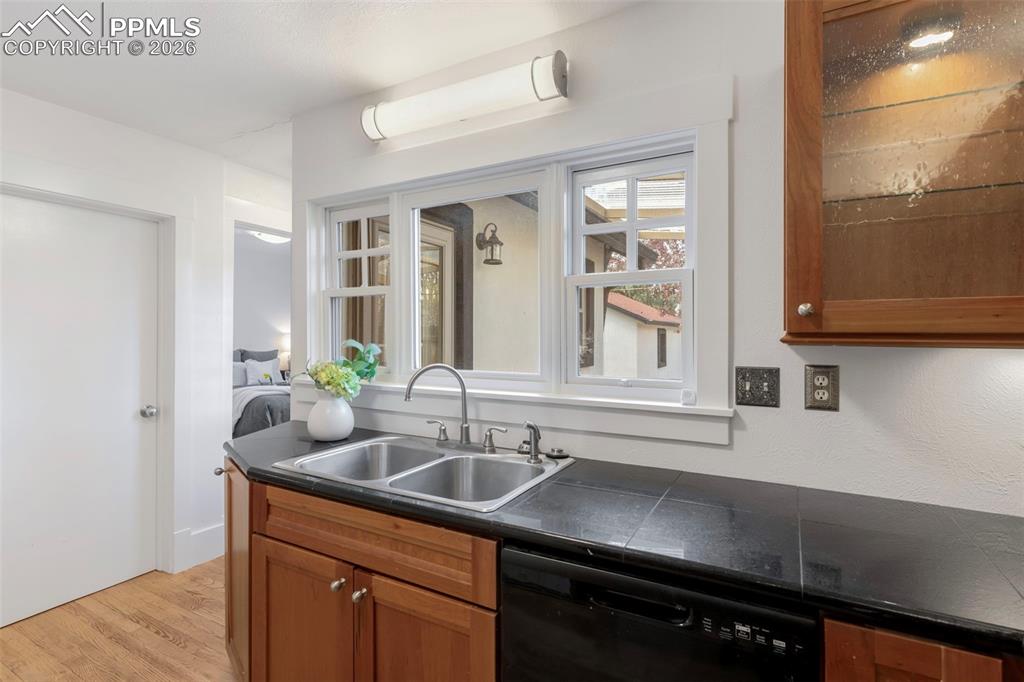 Image 21 of 45: Kitchen