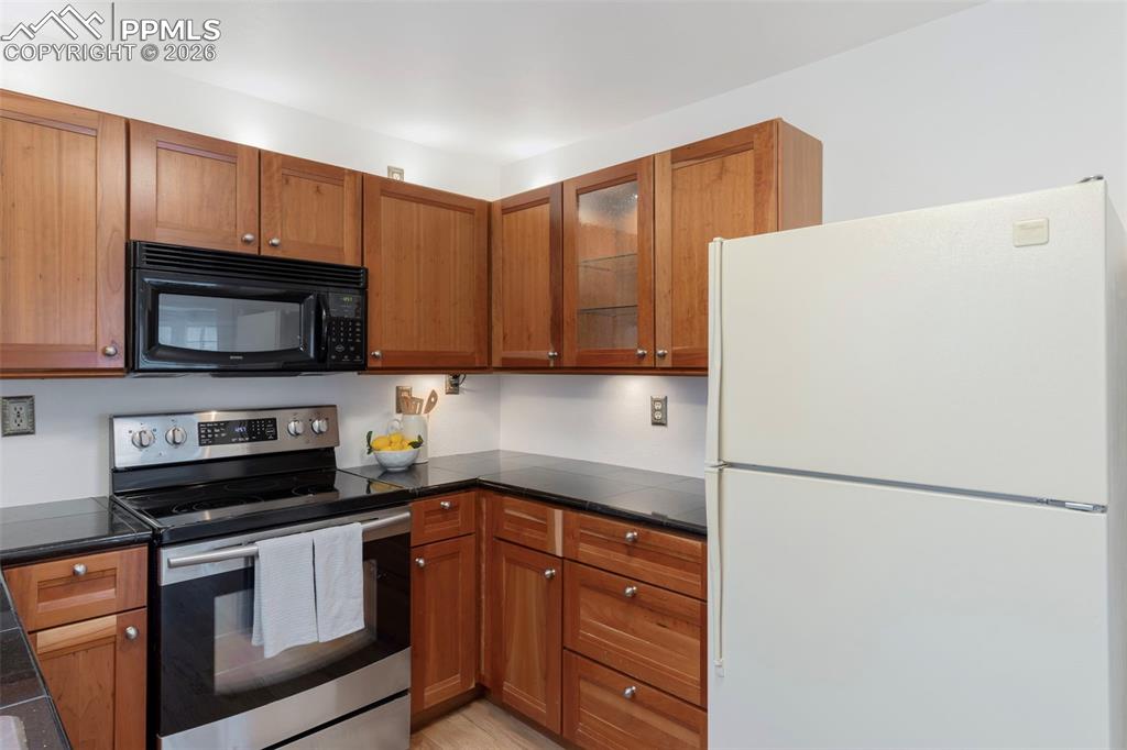 Image 22 of 45: Kitchen