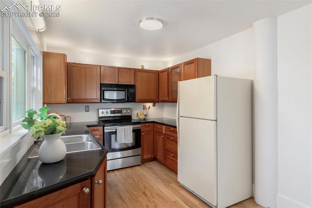 Image 24 of 45: Kitchen