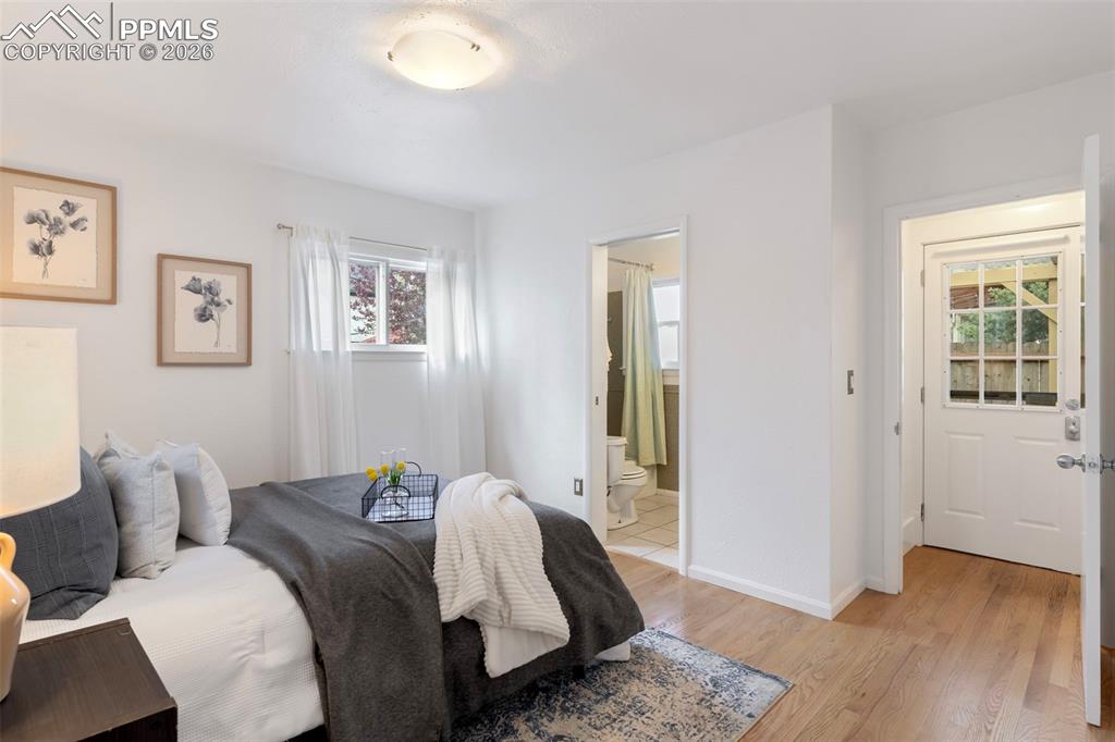 Image 25 of 45: Bedroom