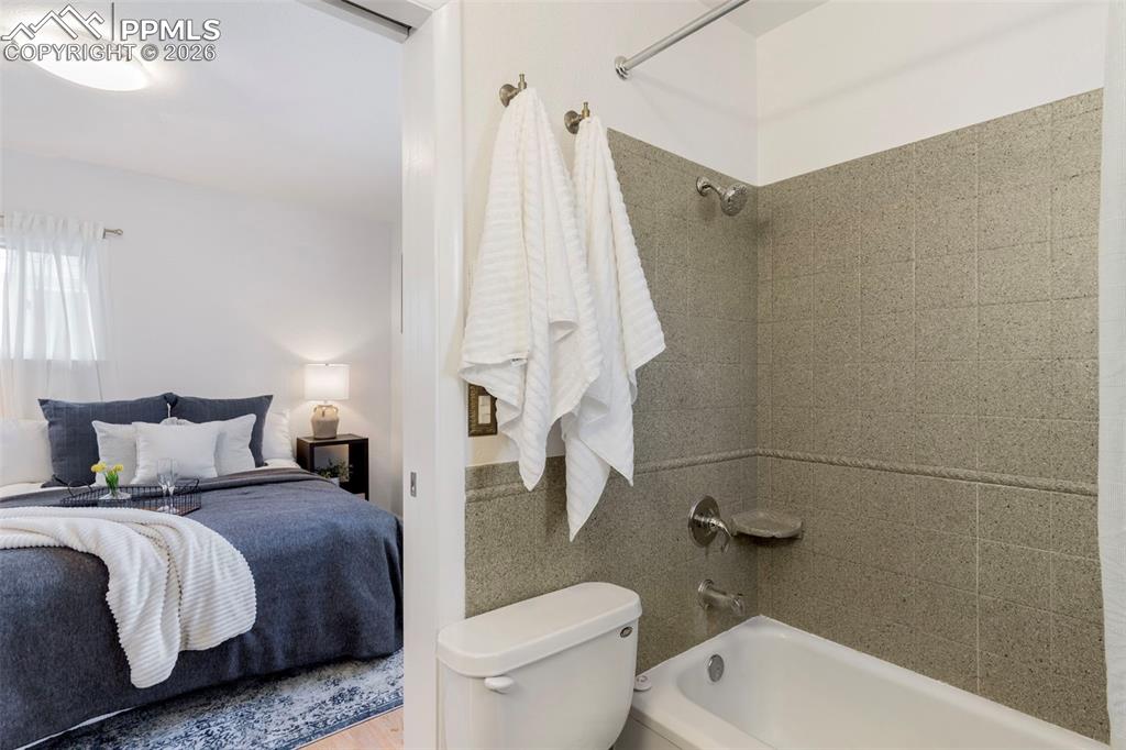 Image 28 of 45: Bathroom