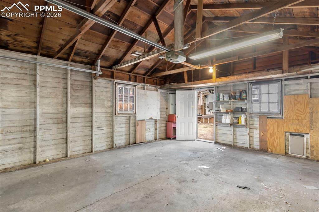 Image 35 of 45: Garage