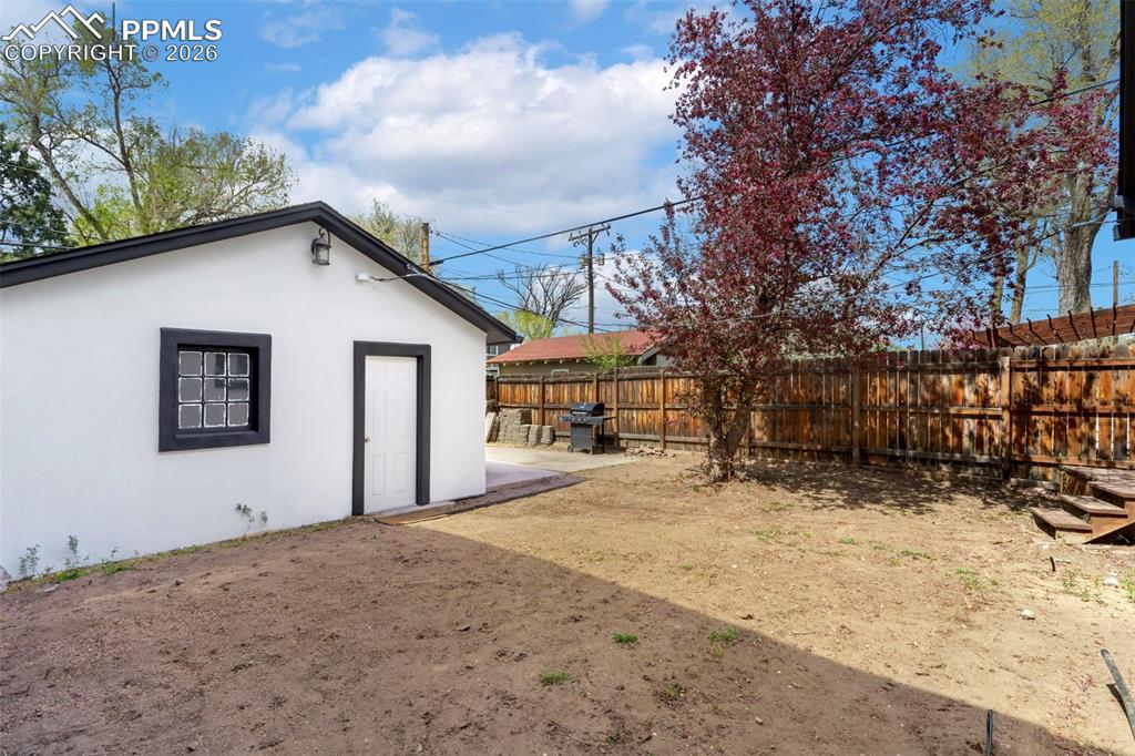 Image 36 of 45: Yard