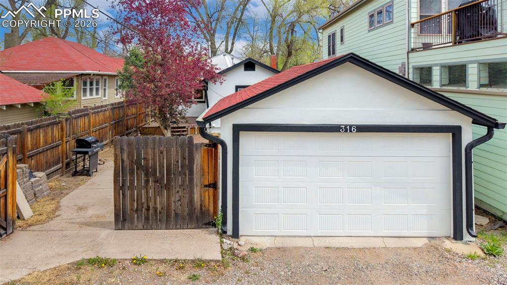 Image 39 of 45: Garage