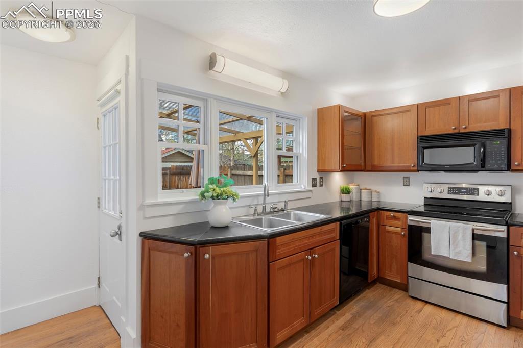 Image 4 of 45: Kitchen