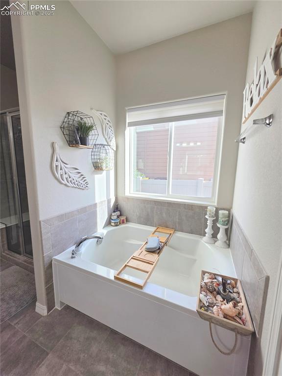 Image 19 of 45: Bathroom