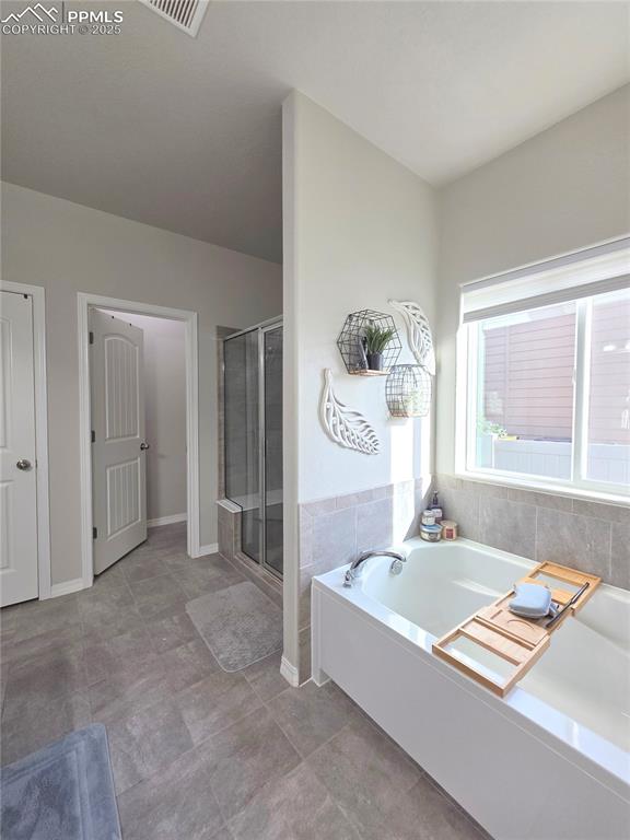 Image 20 of 45: Bathroom