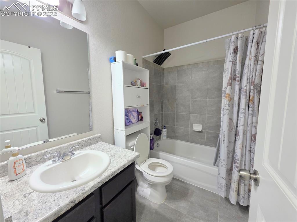 Image 26 of 45: Bathroom