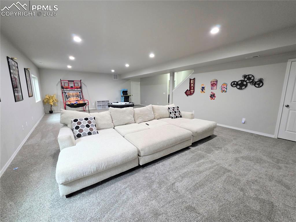 Image 27 of 45: Living Room