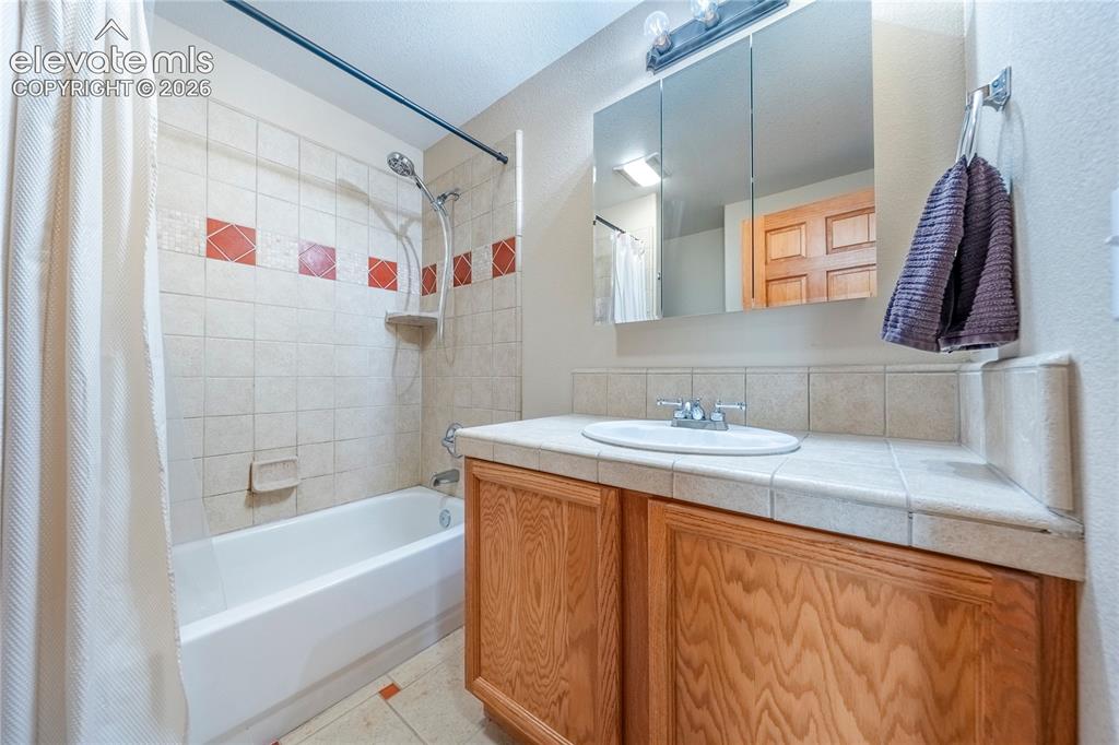 Image 13 of 48: Bathroom