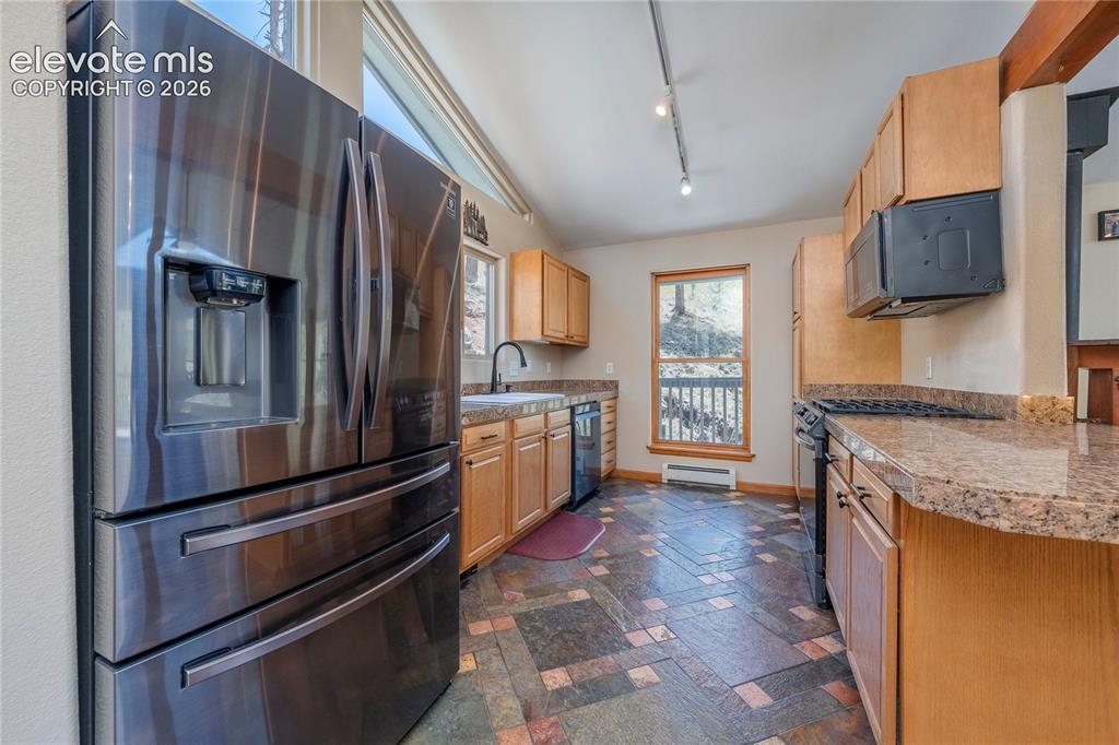 Image 21 of 48: Kitchen