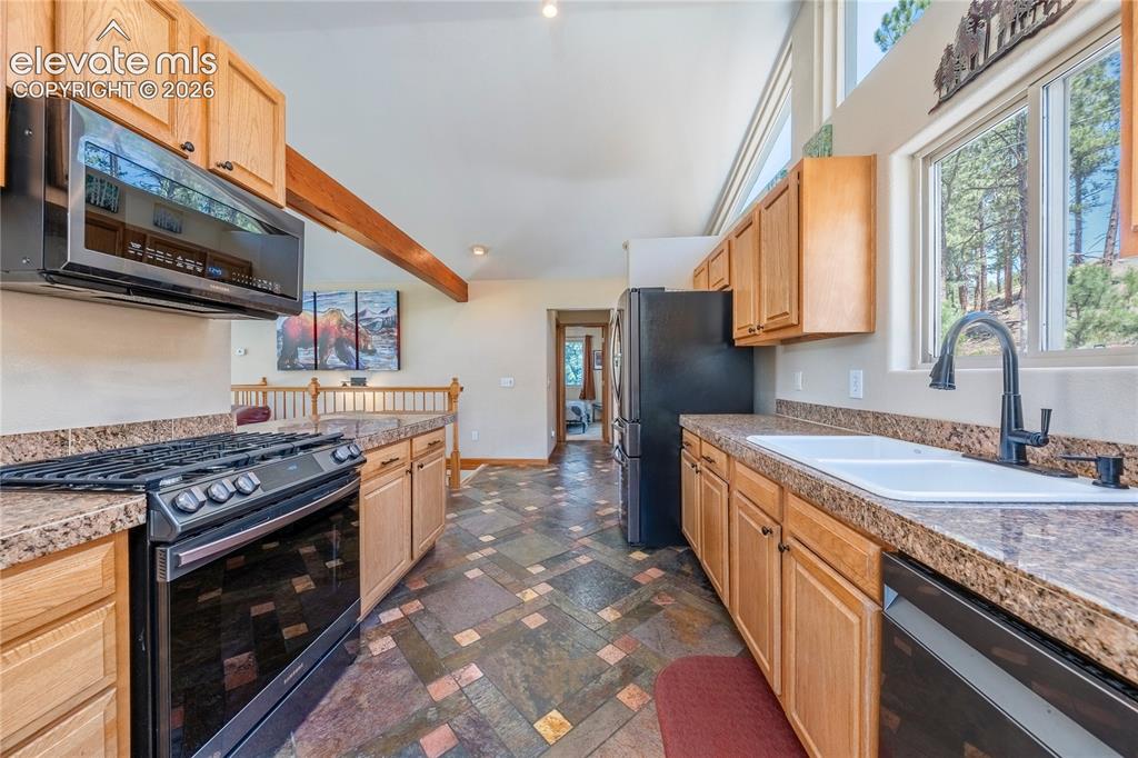 Image 22 of 48: Kitchen