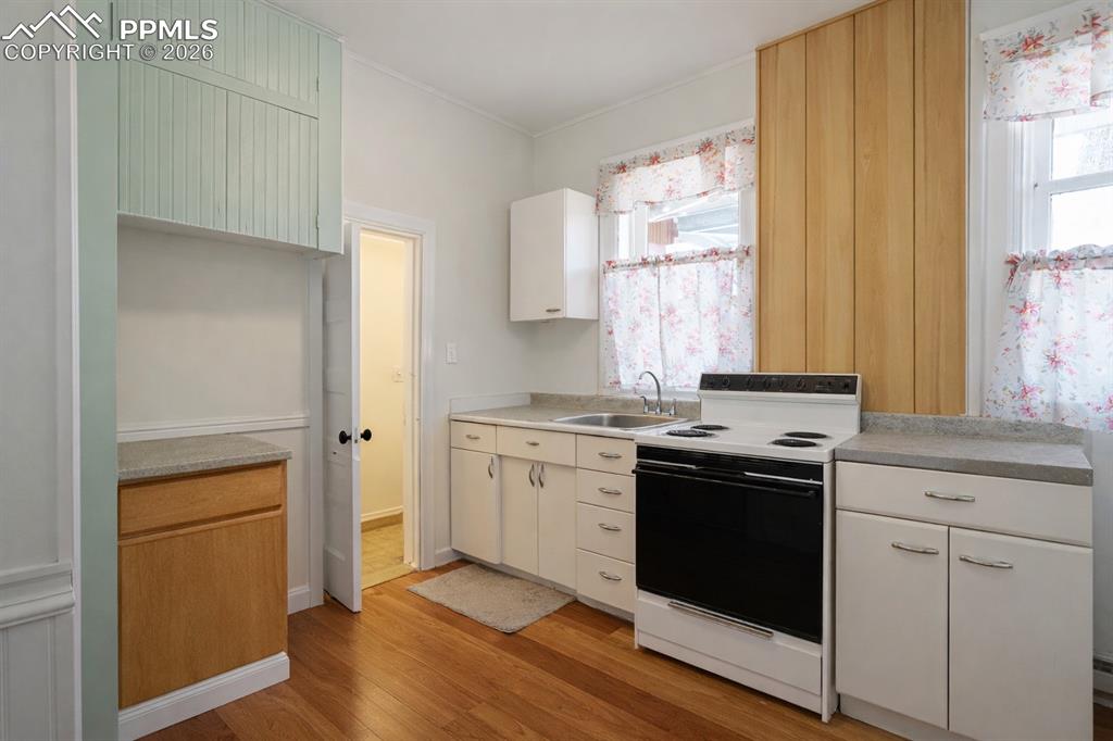 Image 10 of 32: Kitchen