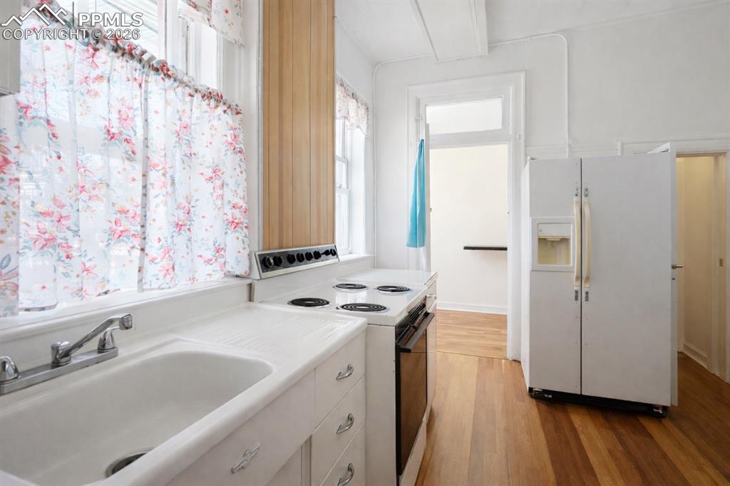 Image 11 of 32: Kitchen