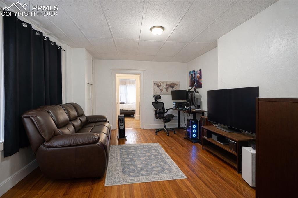 Image 13 of 32: Living Room