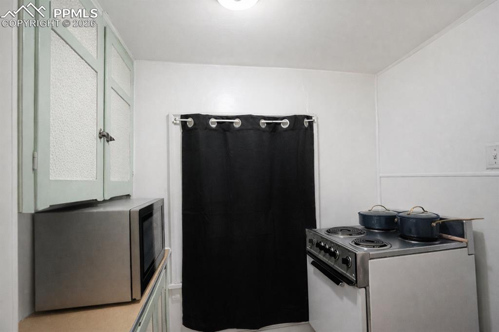 Image 14 of 32: Kitchen