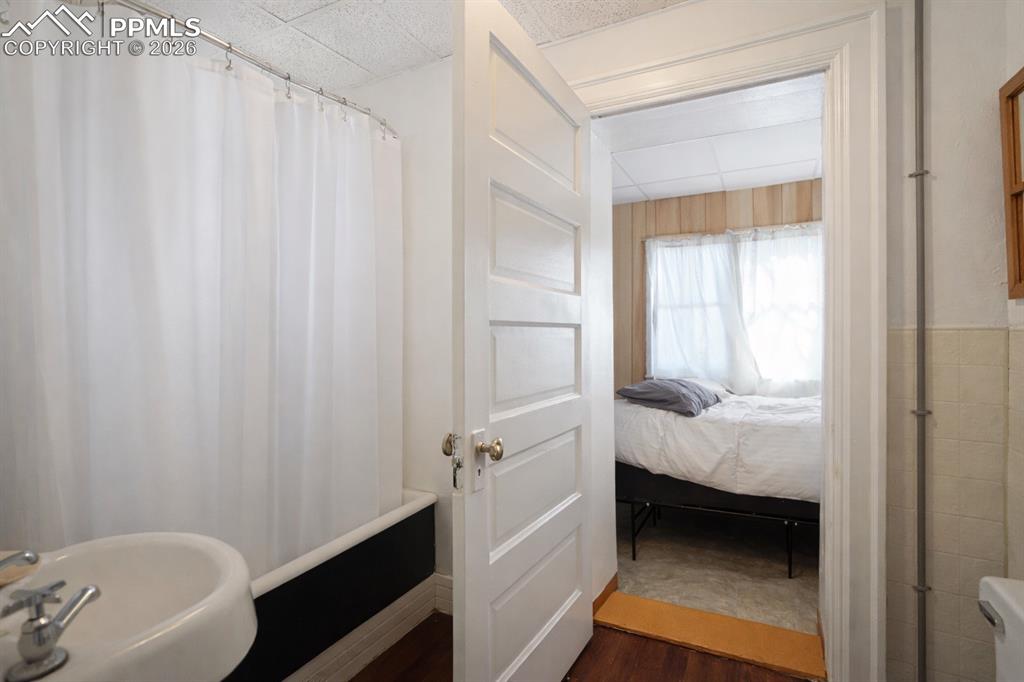 Image 15 of 32: Bathroom