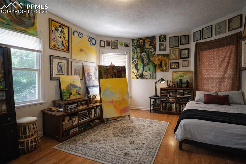 Image 19 of 32: Bedroom