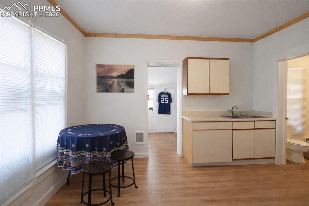 Image 22 of 32: Kitchen