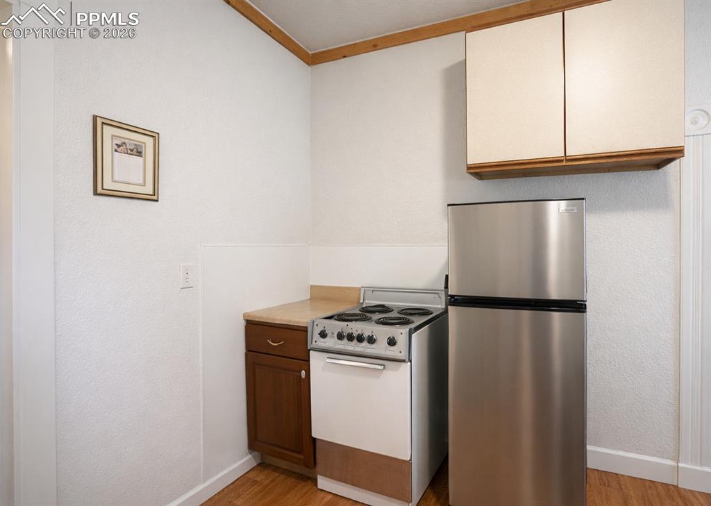 Image 23 of 32: Kitchen