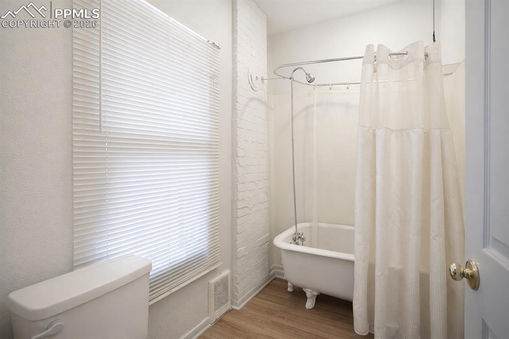 Image 27 of 32: Bathroom