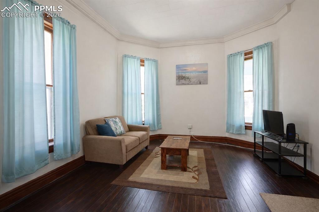 Image 7 of 32: Living Room