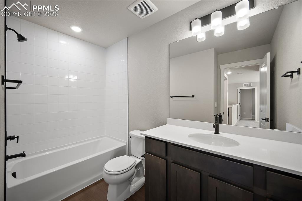 Image 26 of 44: Bathroom