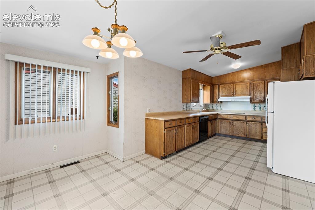 Image 10 of 49: Kitchen