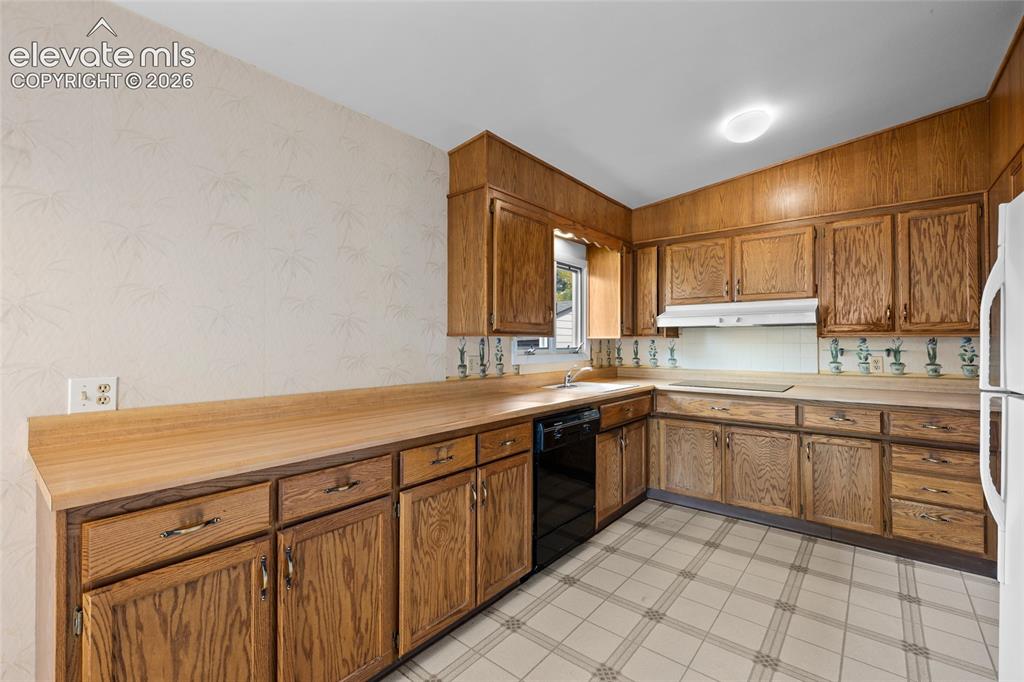 Image 12 of 49: Kitchen