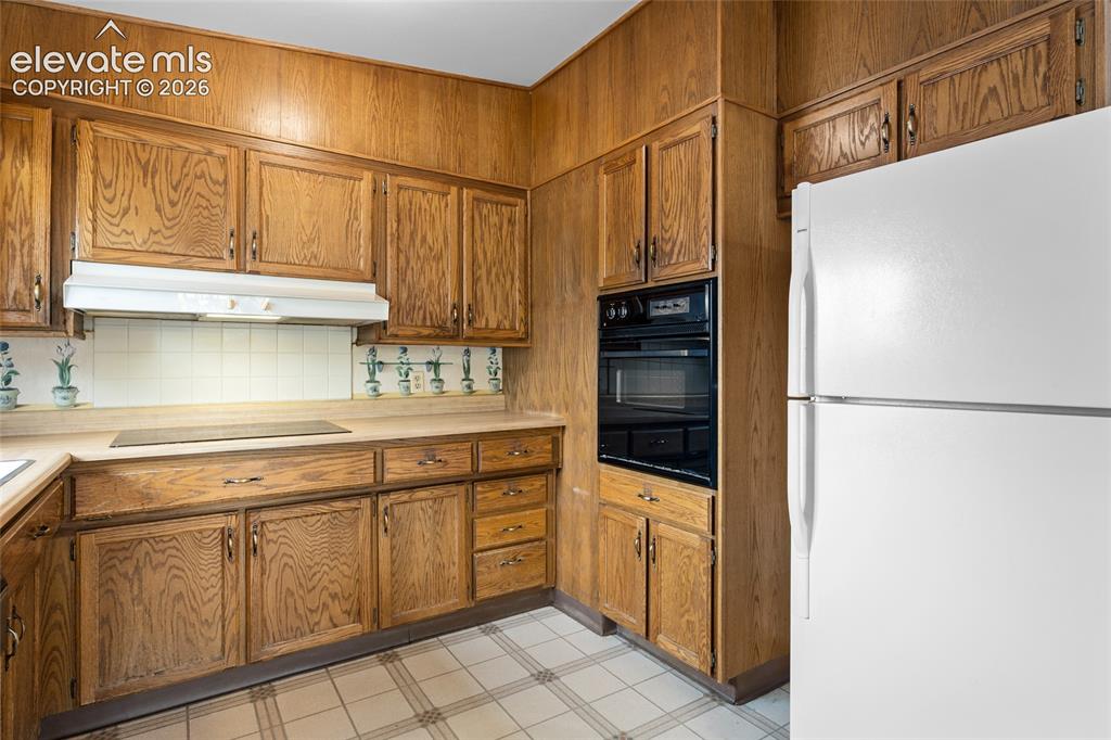 Image 13 of 49: Kitchen